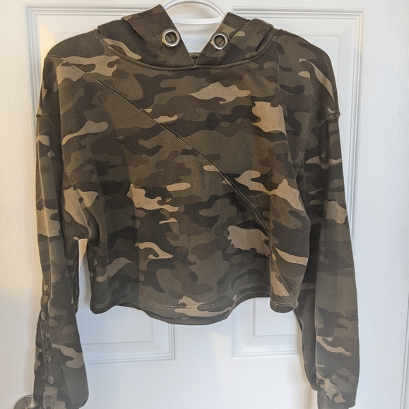 Camo Cropped Hoodie - Picture 4 of 7